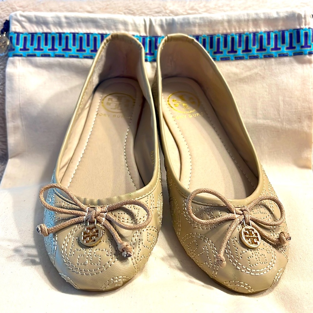 TORY BURCH Chelsea Stitched Logo Ballerina Flats - Picture 1 of 9